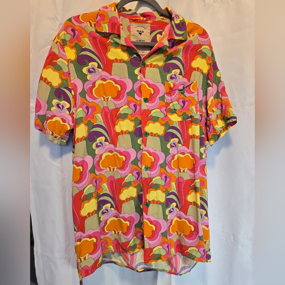 OAS 100% Viscose Men's Size Medium Psychedelic button-up short sleeved shirt